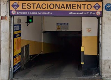 Fachada e entrada do AVP PARK, com placa de identificação e tabela de preços